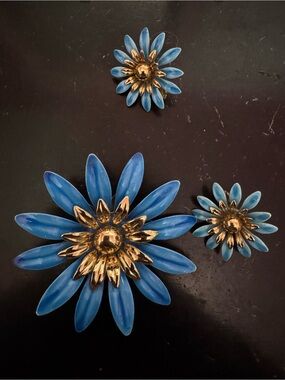 1968 Sarah Coventry Blue Floral Enamel
Brooch and flower set